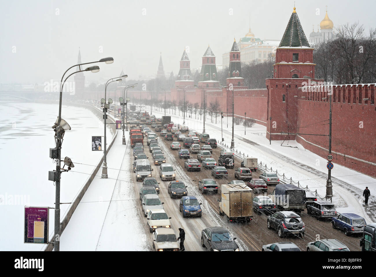 À la circulation dans la journée d'hiver enneigée, Kremlin, Moscou, Russie Banque D'Images