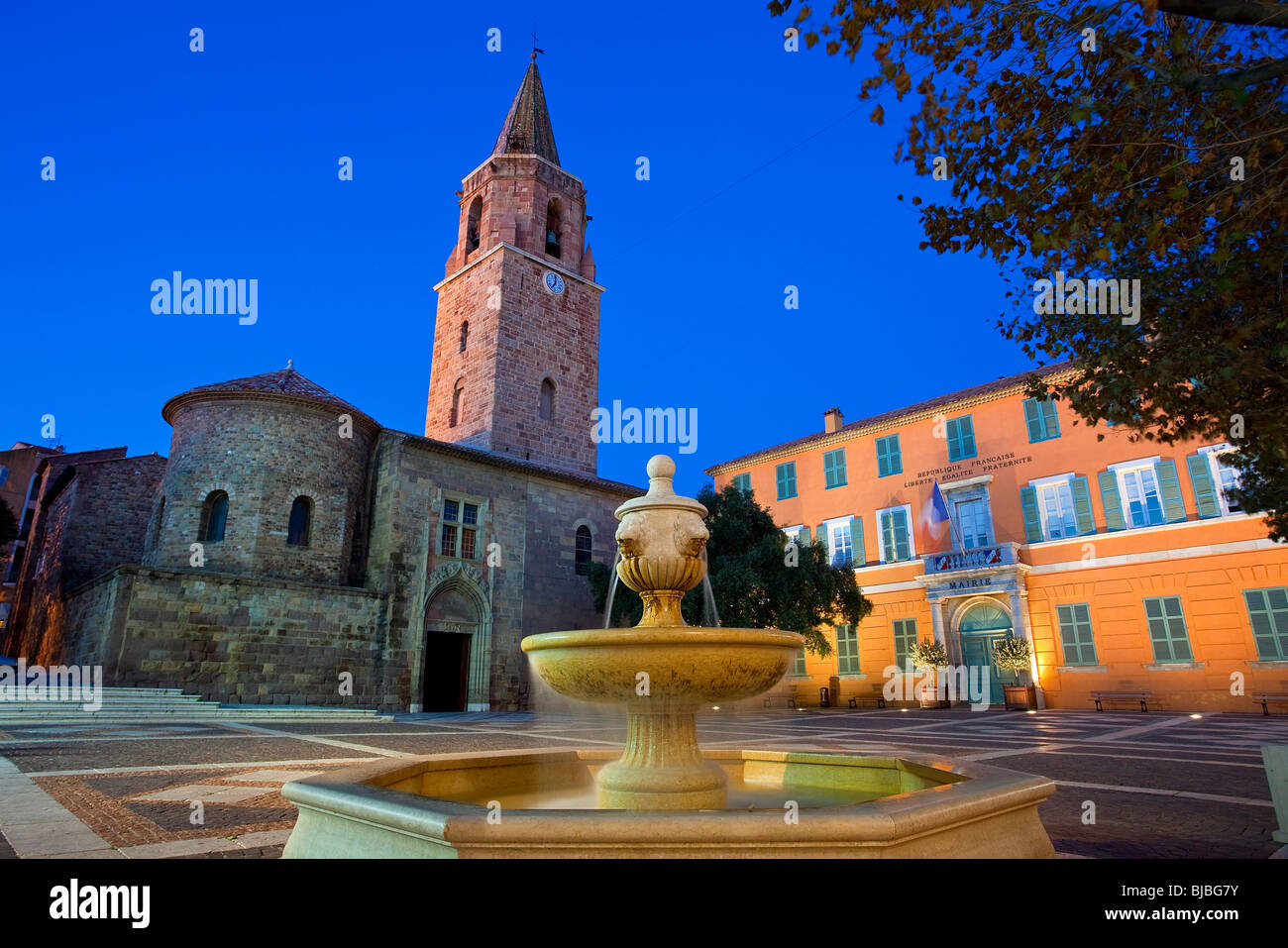 La Cathédrale Saint-Léonce de Fréjus par nuit, Fréjus Banque D'Images
