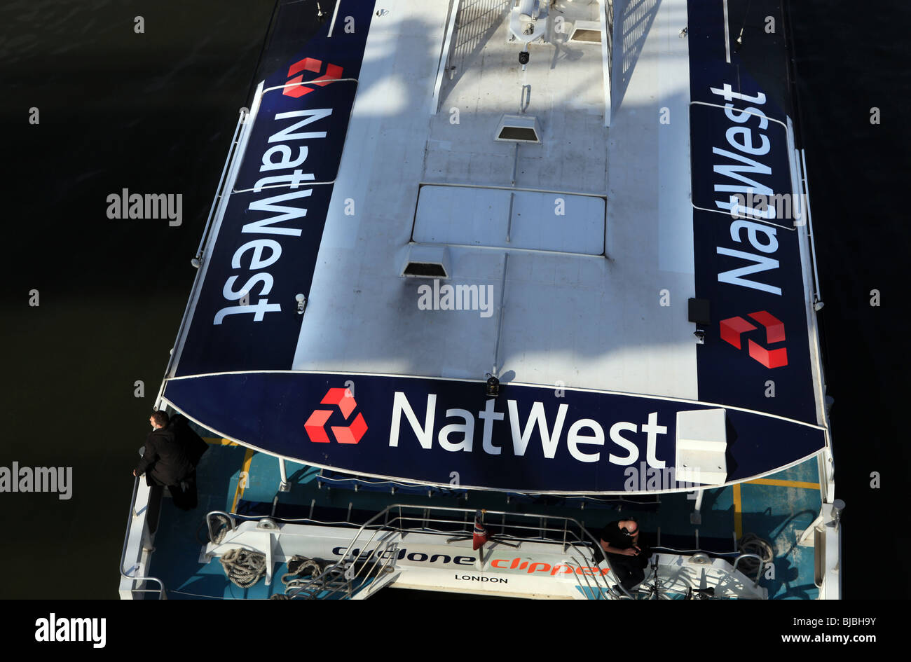 Un traversier avec le logo Banque Nat West descend dans la Tamise à Londres Banque D'Images