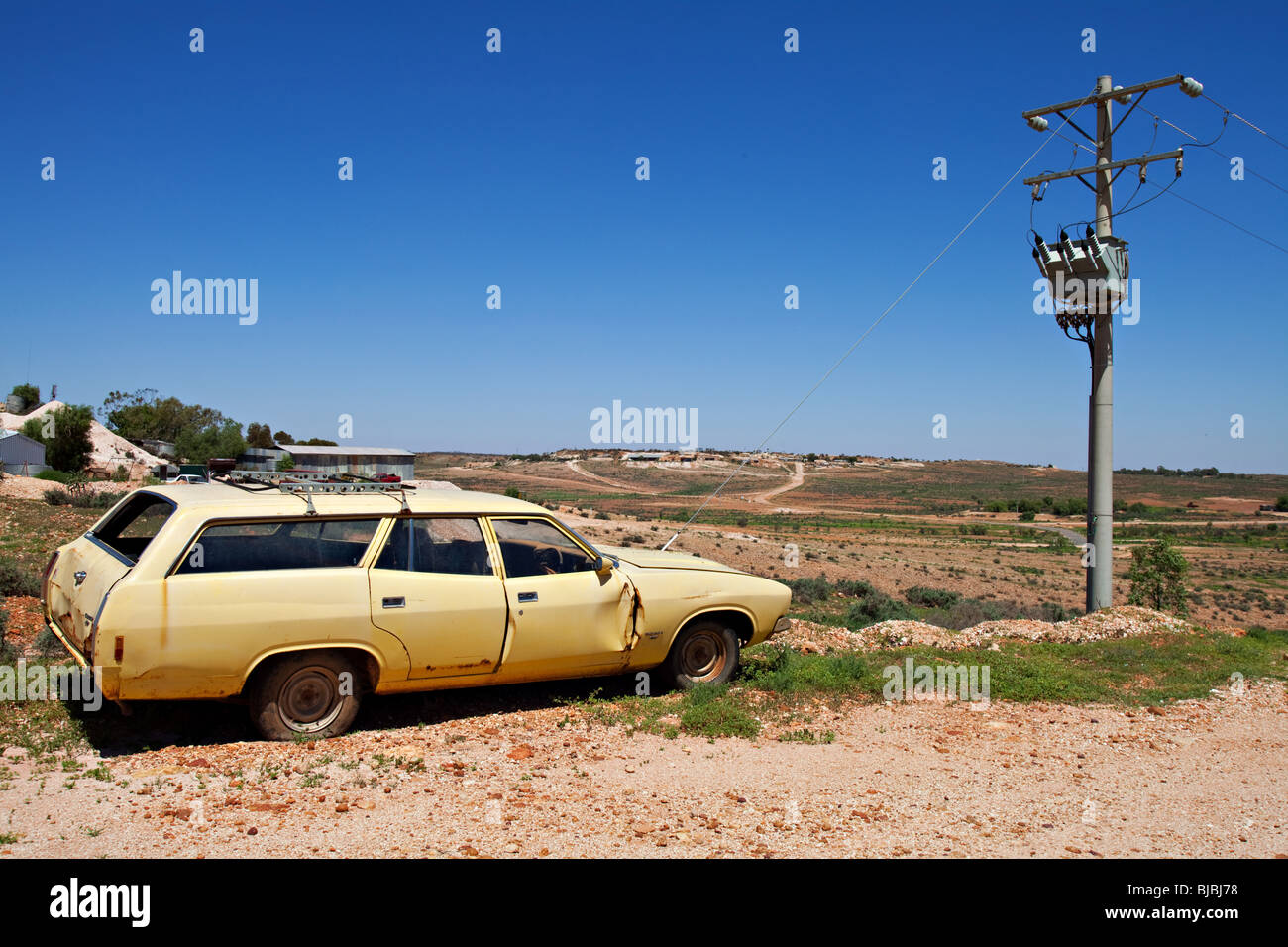 Une vieille voiture abandonnée dans une ville de l'outback australien White Cliffs Banque D'Images
