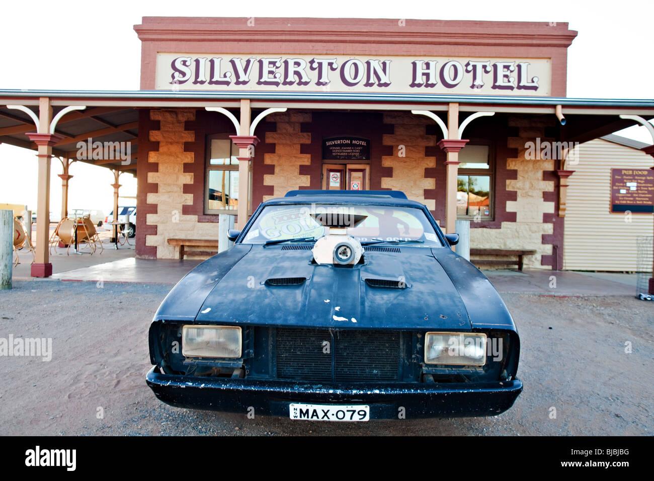 Réplique voiture Mad Max en face de Silverton Hotel outback, NSW, Australie  Photo Stock - Alamy