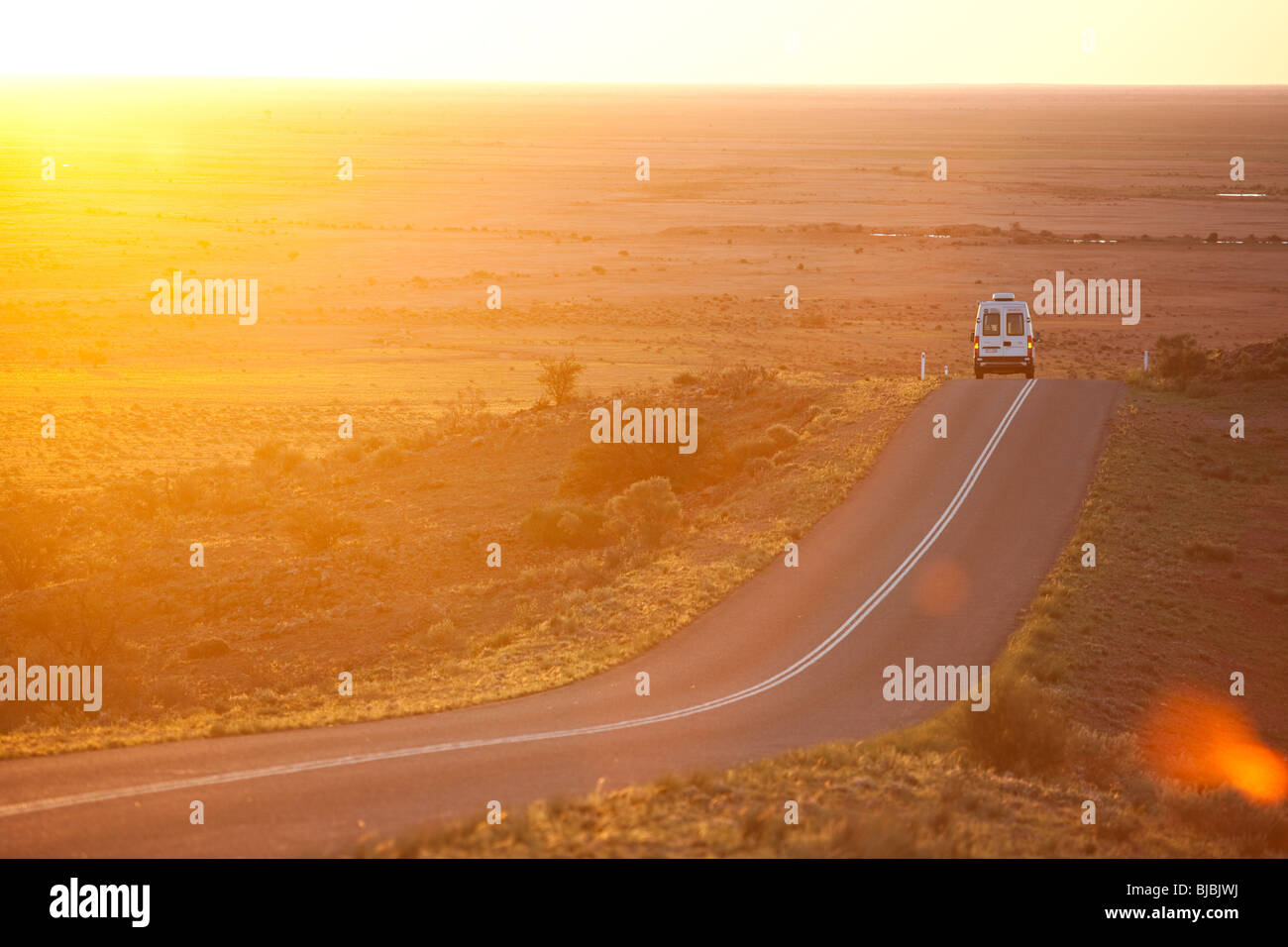 Un camping-car conduisant par Australian Outback, Silverton , Australie Banque D'Images