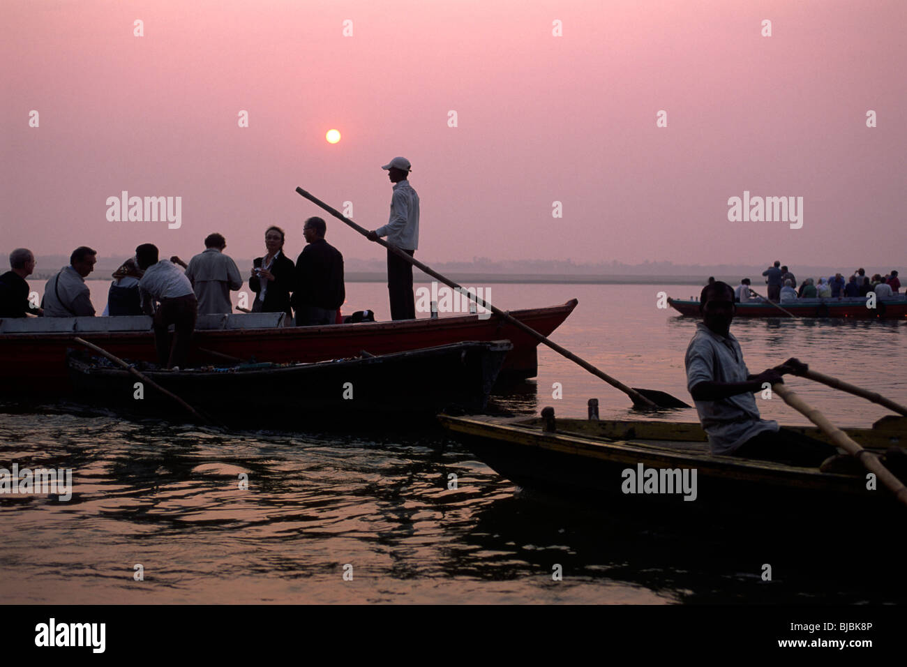 Inde, Uttar Pradesh, Varanasi, Ganges River, lever du soleil, bateaux Banque D'Images