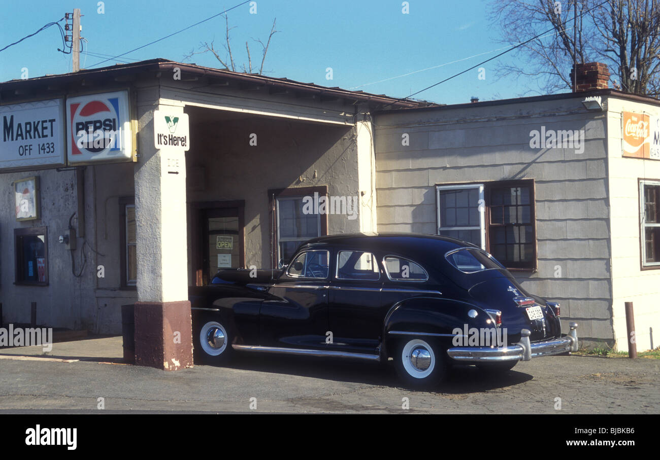 Classic American voiture garée à country store Texas USA Banque D'Images