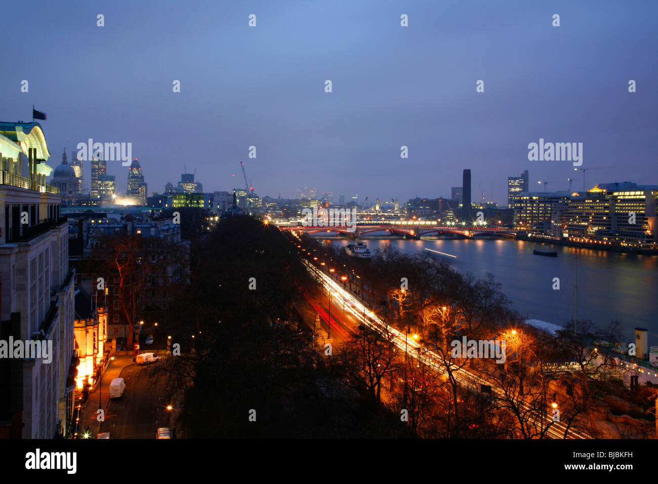 Vue sur la Tamise à l'aube vers Blackfriars Bridge et de la City de Londres, Royaume-Uni. Prises de Victoria Embankment. Banque D'Images