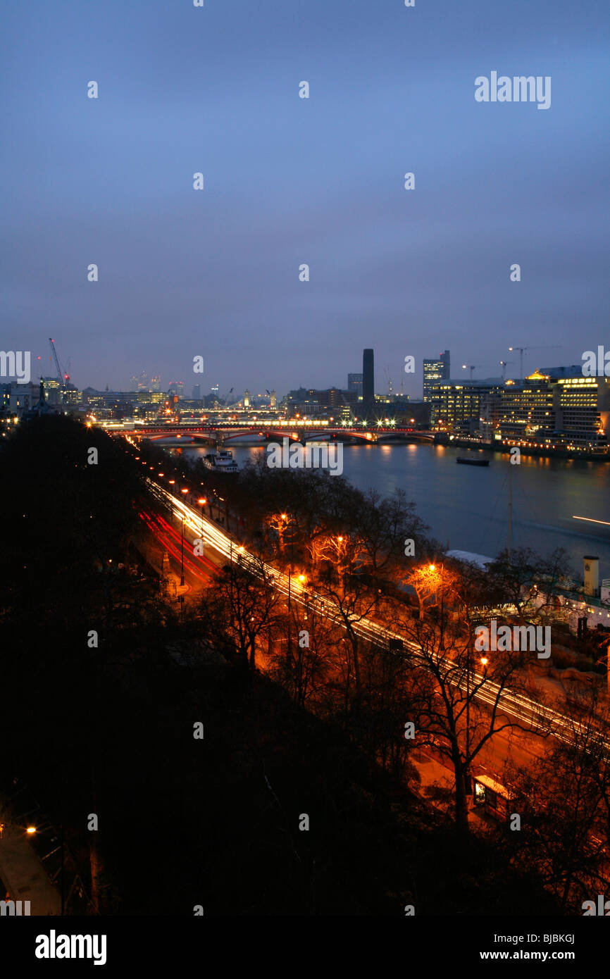Vue sur la Tamise à l'aube vers Blackfriars Bridge et de la City de Londres, Royaume-Uni. Prises de Victoria Embankment. Banque D'Images