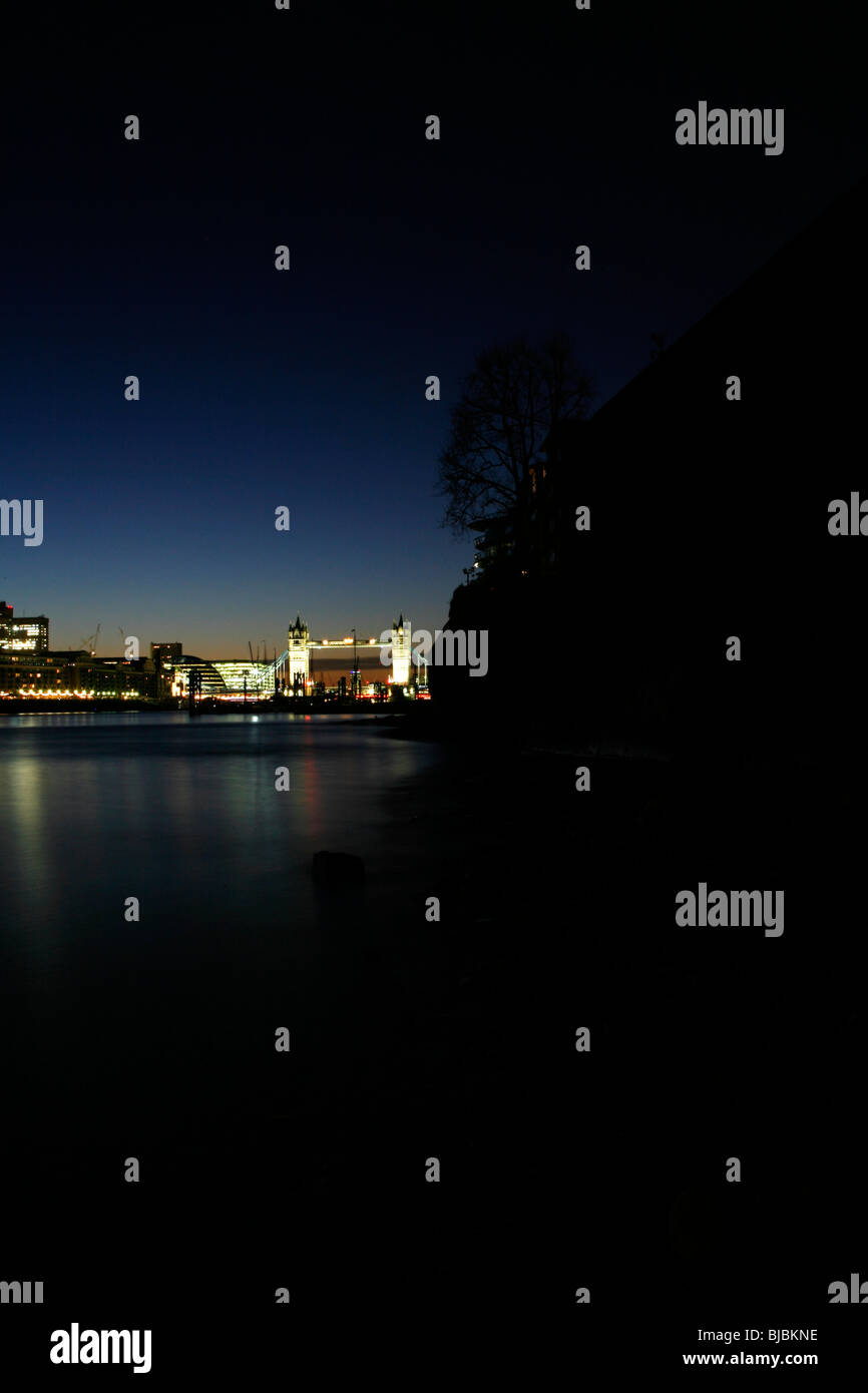 Jusqu'à la Tamise de Tower Bridge, London, UK. Prises de Wapping. Banque D'Images