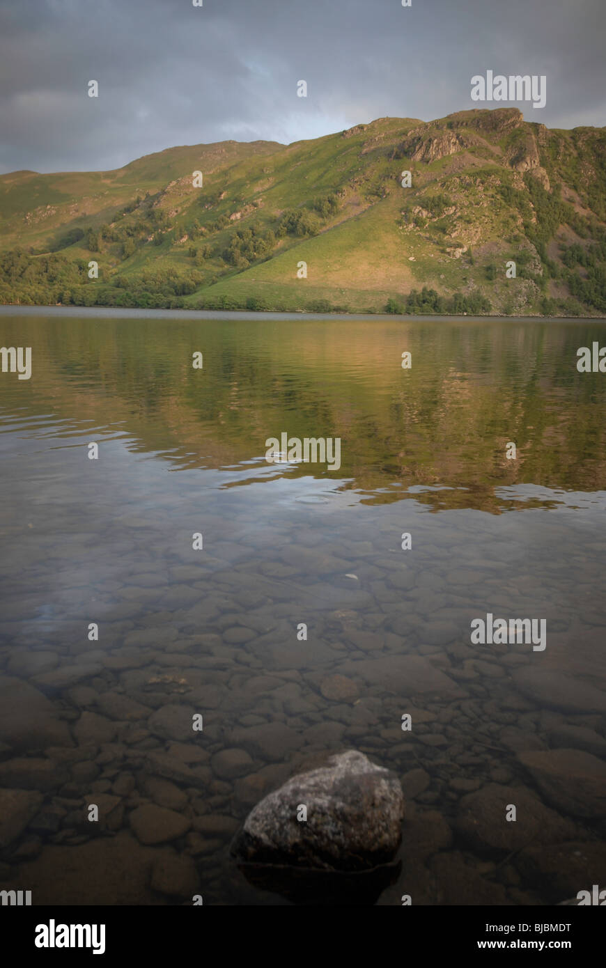 Lac et roches Banque D'Images