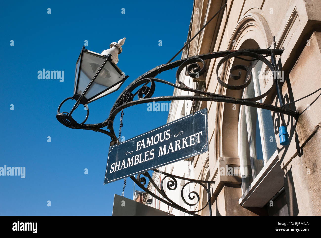 Lampe dans Devizes Wiltshire UK après avoir été frappé par un véhicule de livraison et a depuis été réparé Banque D'Images