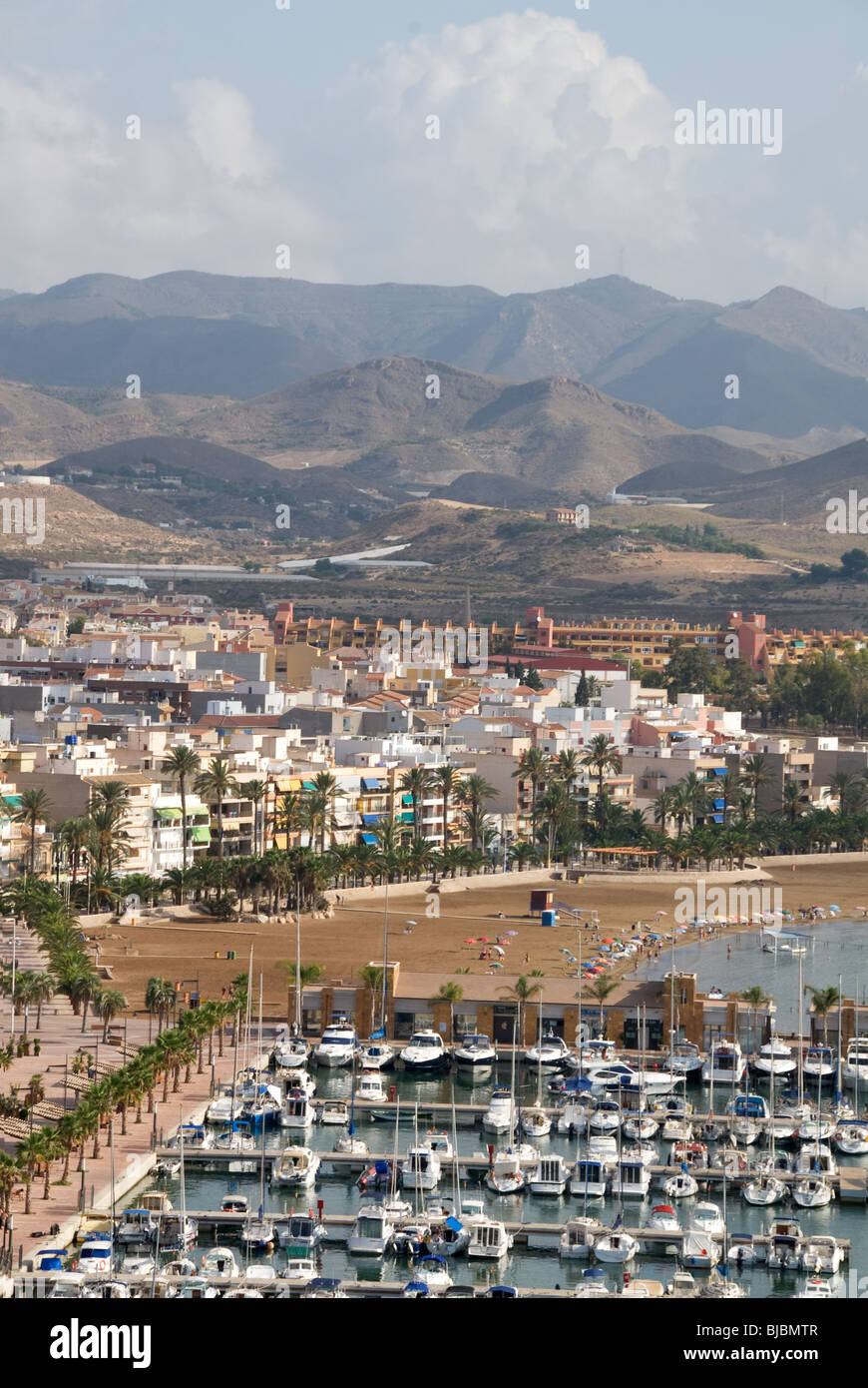 La nouvelle Marina et de la plage à Puerto de Mazarron avec montagnes en arrière-plan Murcia Costa Calida Espagne Banque D'Images