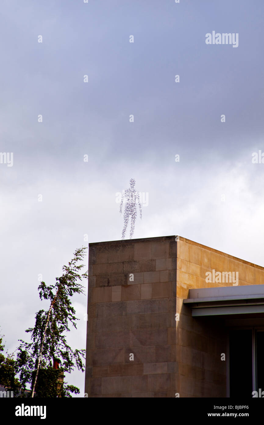 Un Antony Gormley sculpture sur le toit du Yorkshire sculpture park Centre West Yorkshire angleterre UK Banque D'Images