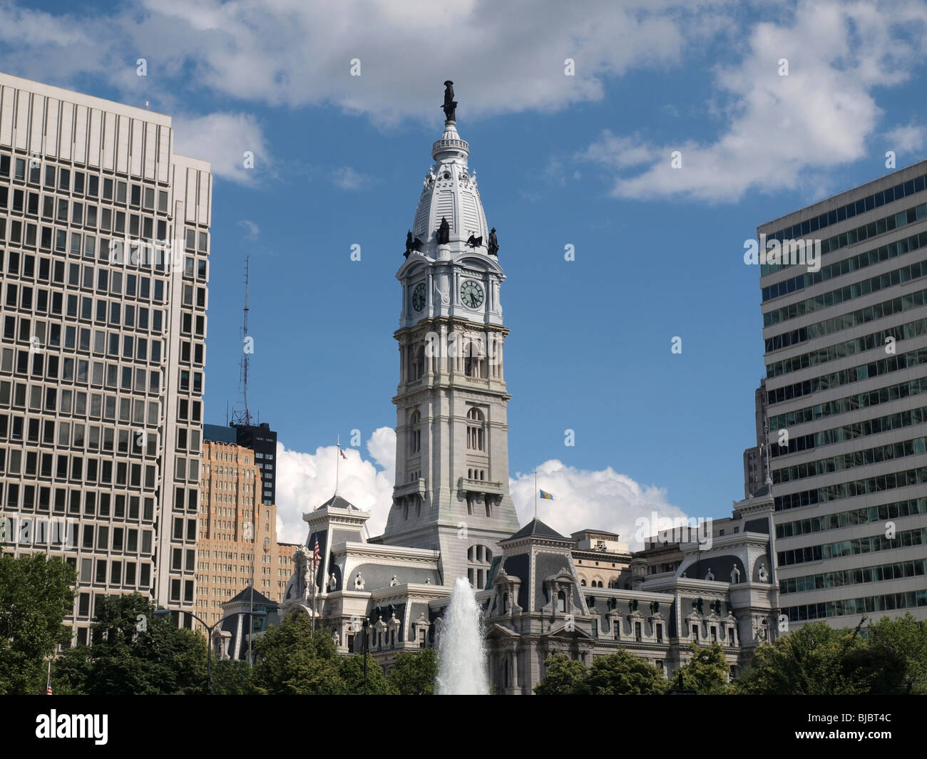 Philadelphia City Hall et fontaine sur après-midi ensoleillé. Banque D'Images