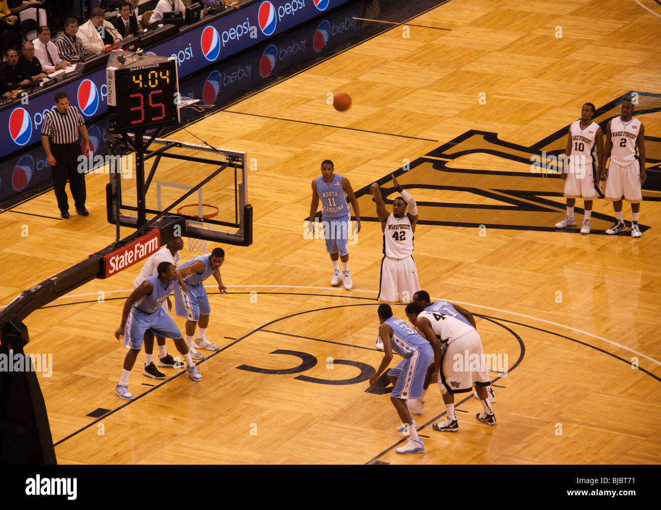 University of North Carolina Tarheels contre Wake Forest Demon diacres men's college basketball game à Winston-Salem, NC Banque D'Images
