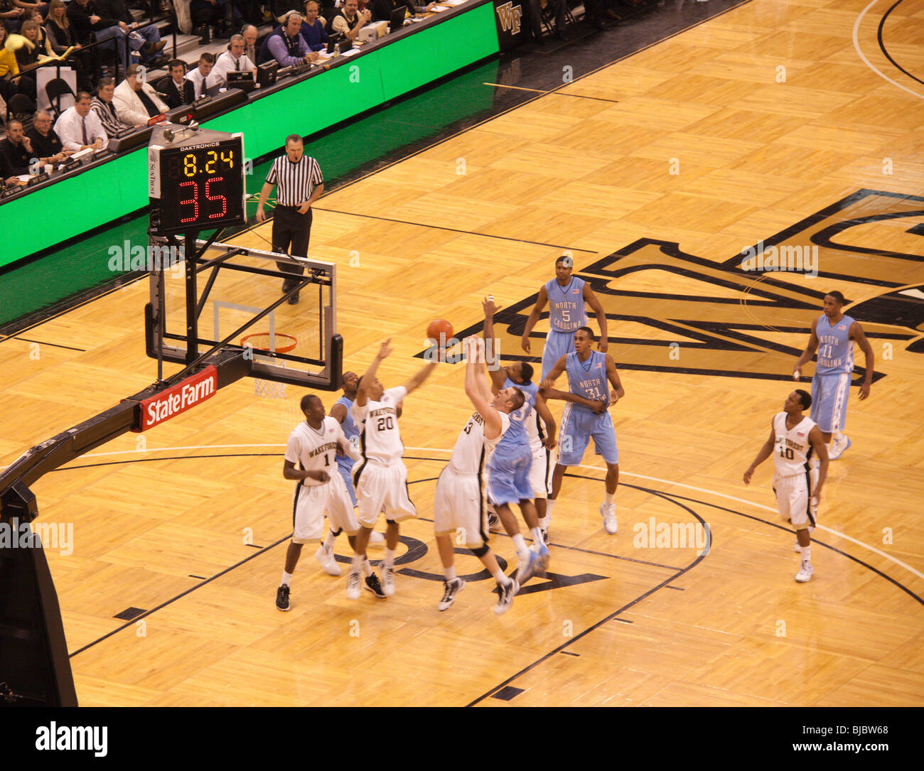 University of North Carolina Tarheels contre Wake Forest Demon diacres men's college basketball game à Winston-Salem, NC Banque D'Images