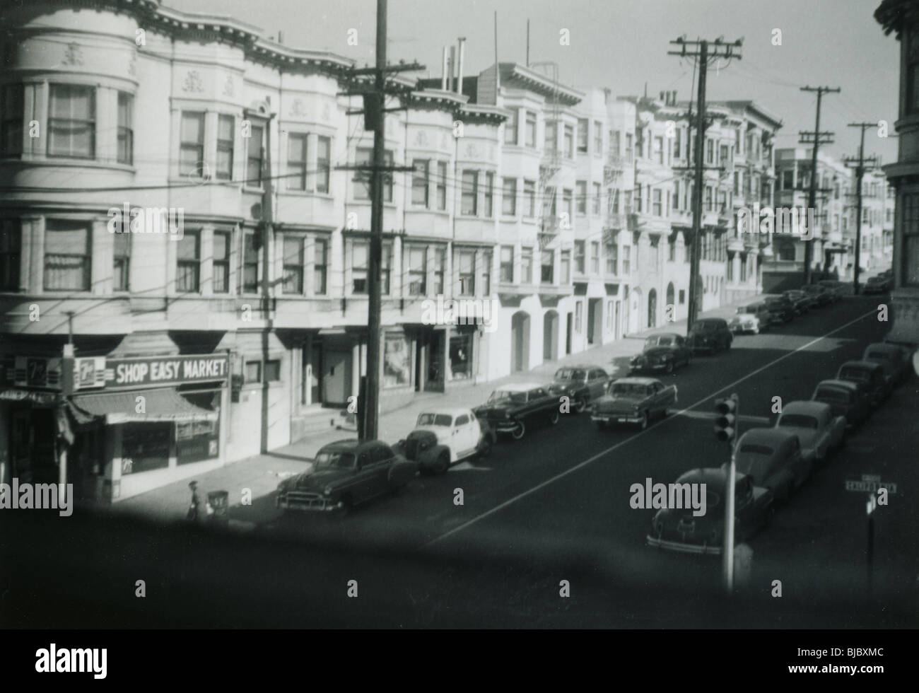 California Street et Van Ness à San Francisco au début des années 1950. voitures maisons victoriennes corner market hill travel Banque D'Images