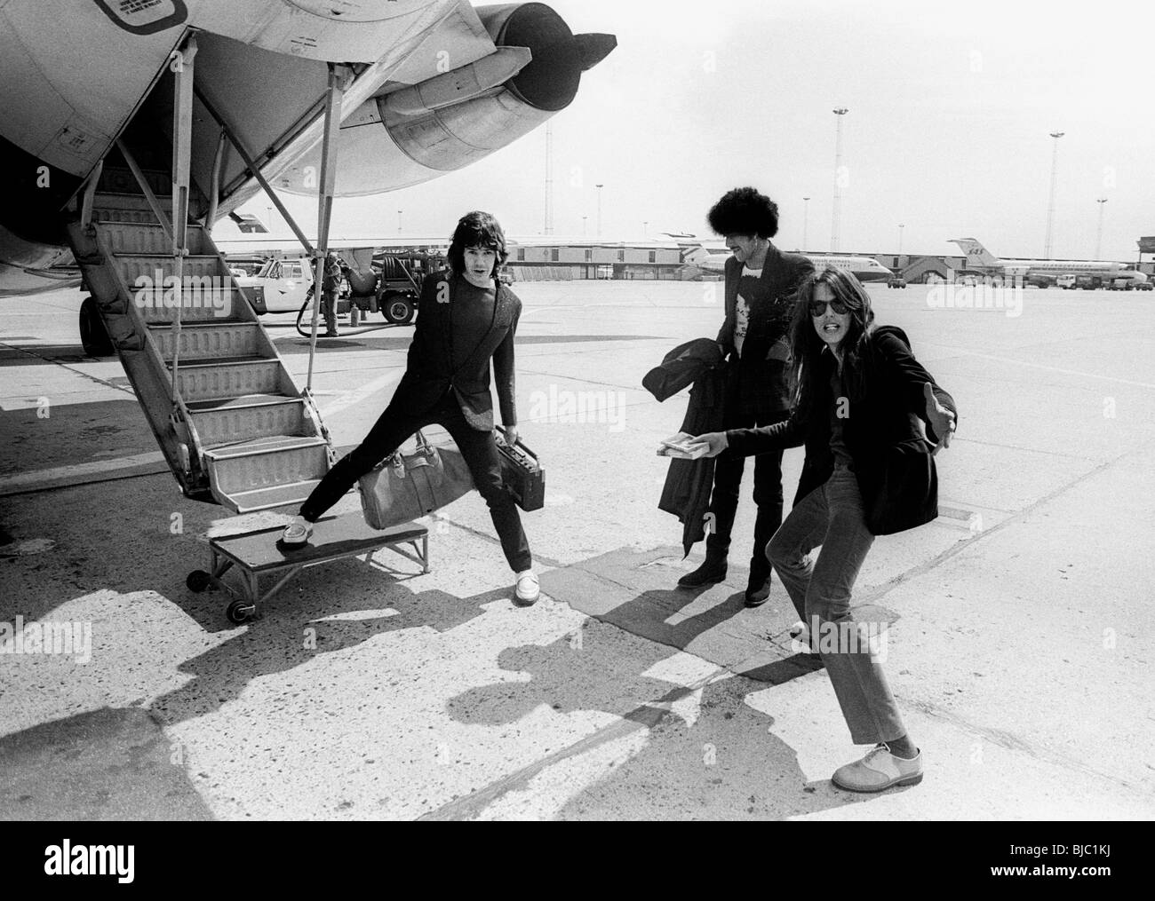 Thin Lizzy en tournée en Scandinavie en 1979. Gary Moore, Phil Lynott et Scott Gorham à quitter l'aéroport de Kastrup pour Stockholm Banque D'Images