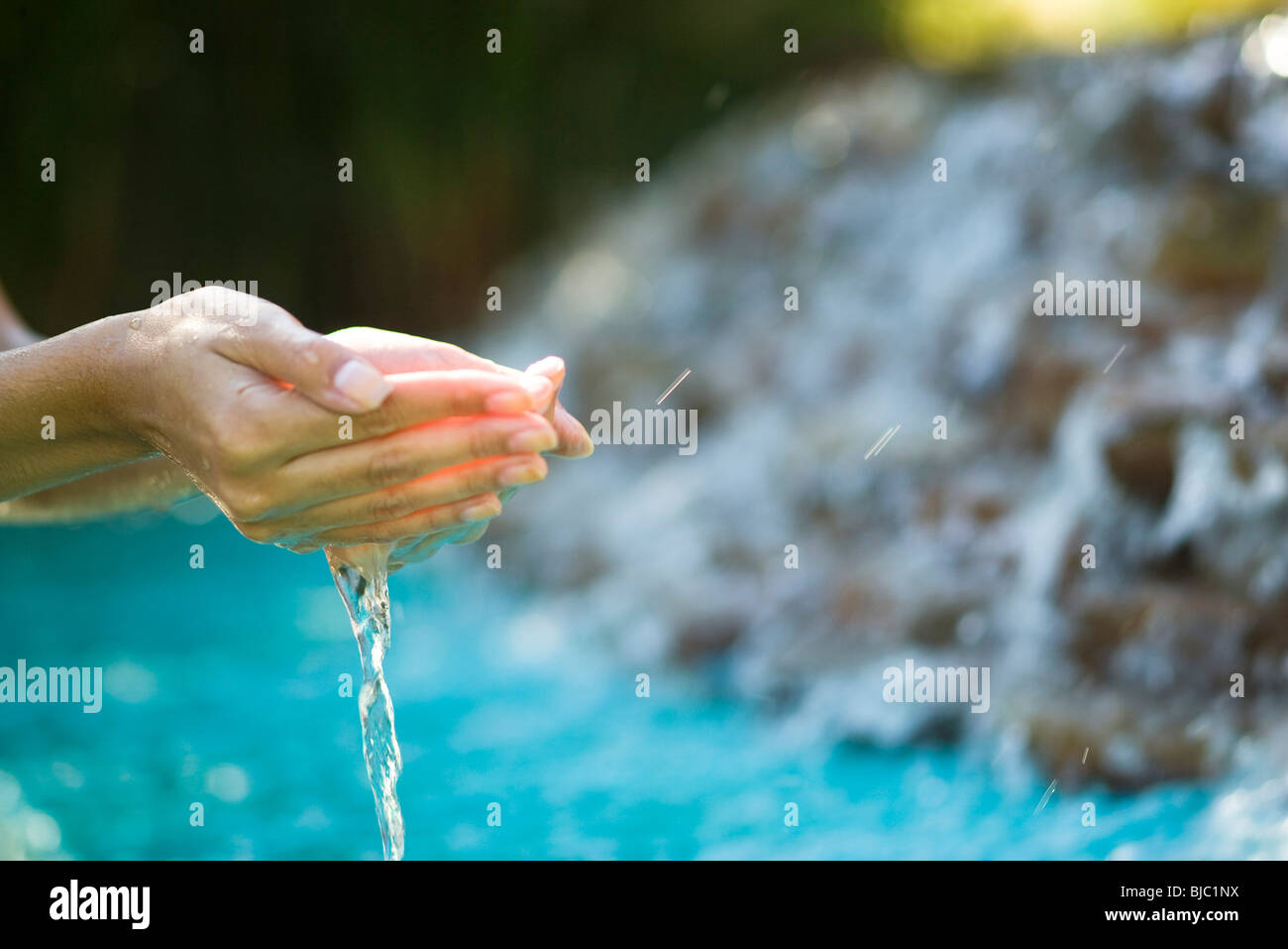 L Eau Qui Coule Du Creux Des Mains Photo Stock Alamy