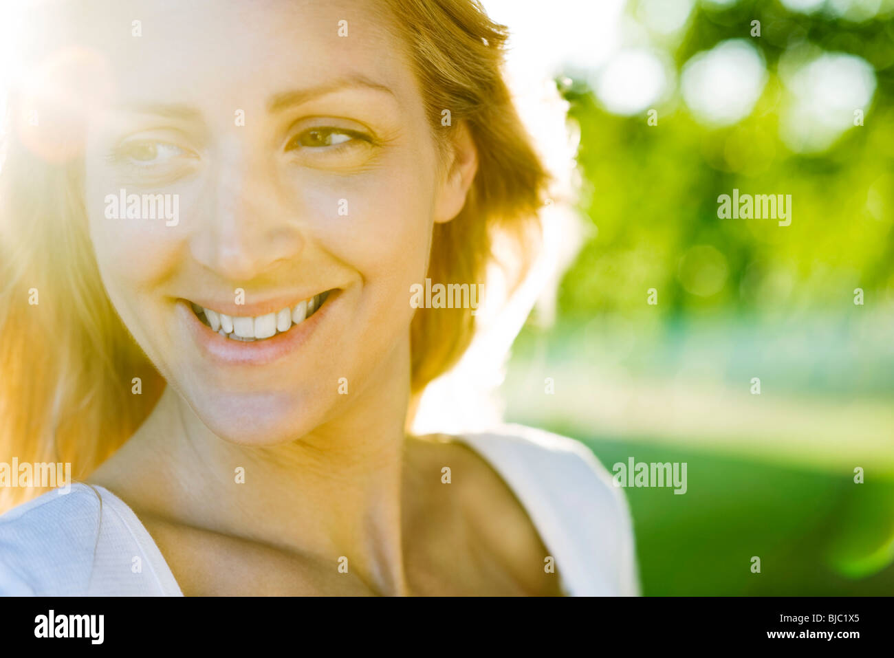 Jeune femme extérieur dès les beaux jours, portrait Banque D'Images