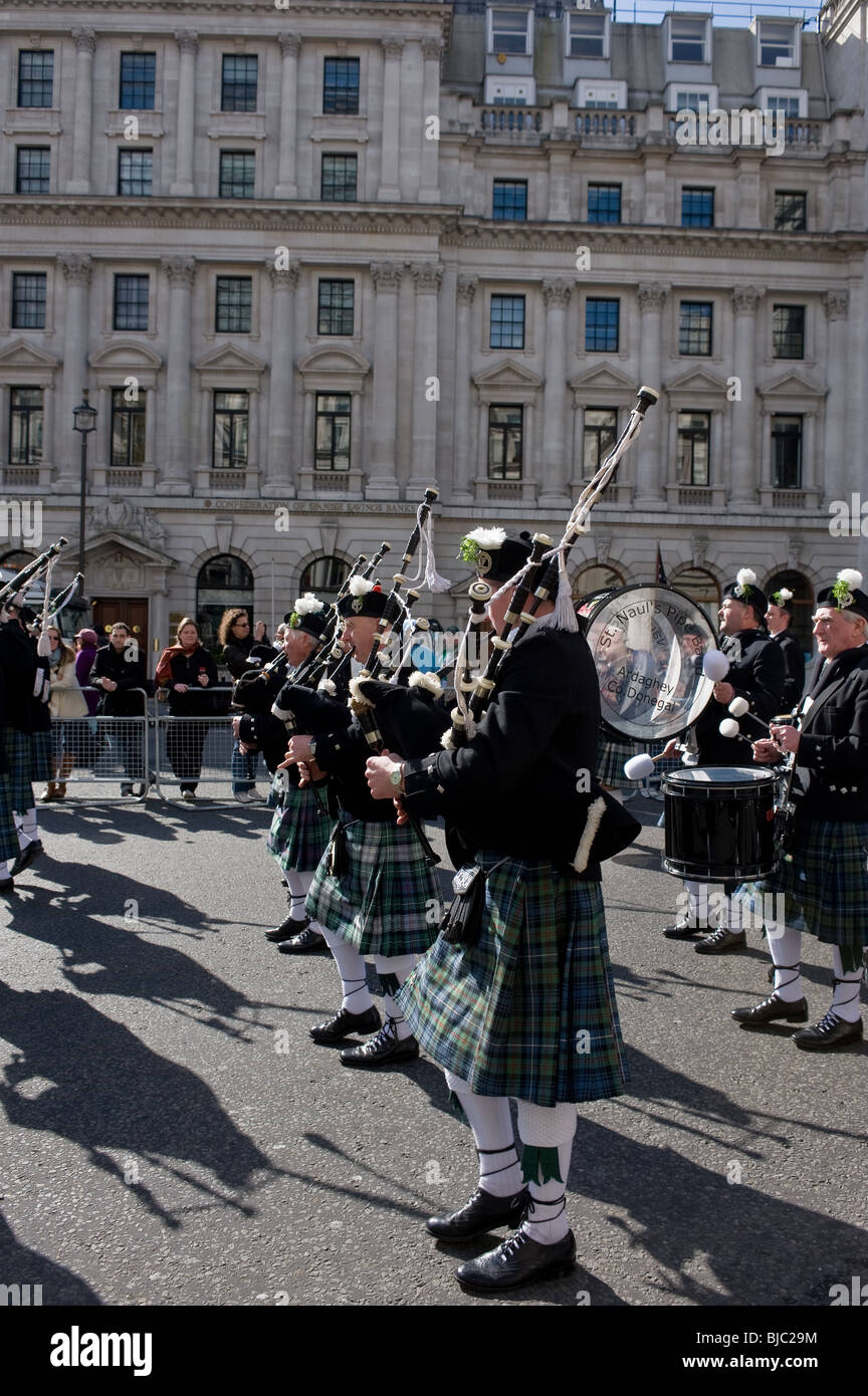 Les cornemuseurs de la St Nauls cornemuses défilent au cours de la fête de la St Patrick à Londres. Banque D'Images