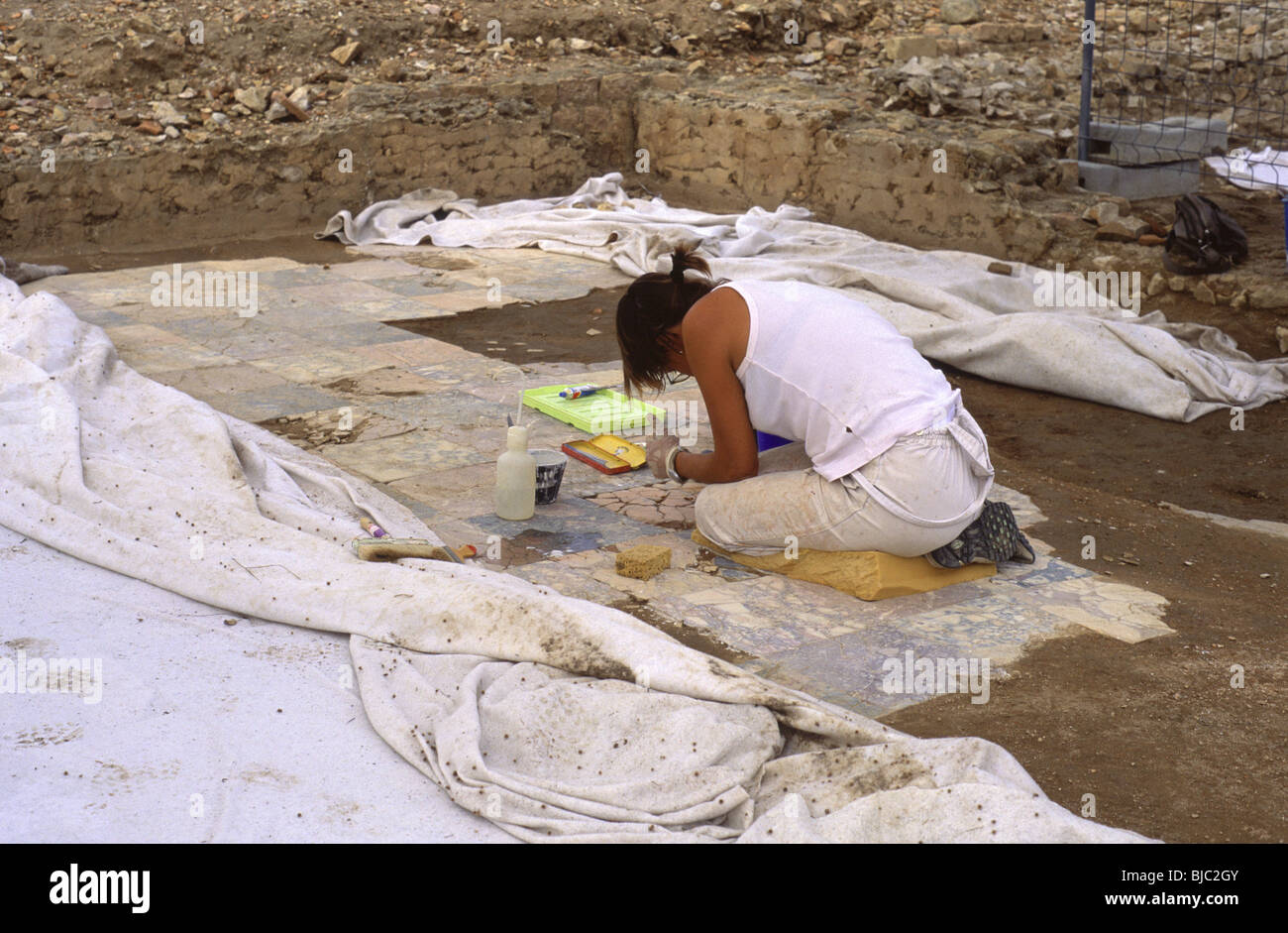 Restaurateur de travailler sur un sol romain au bord du forum à Empuries, Costa Brava, Espagne (rédaction uniquement). Banque D'Images