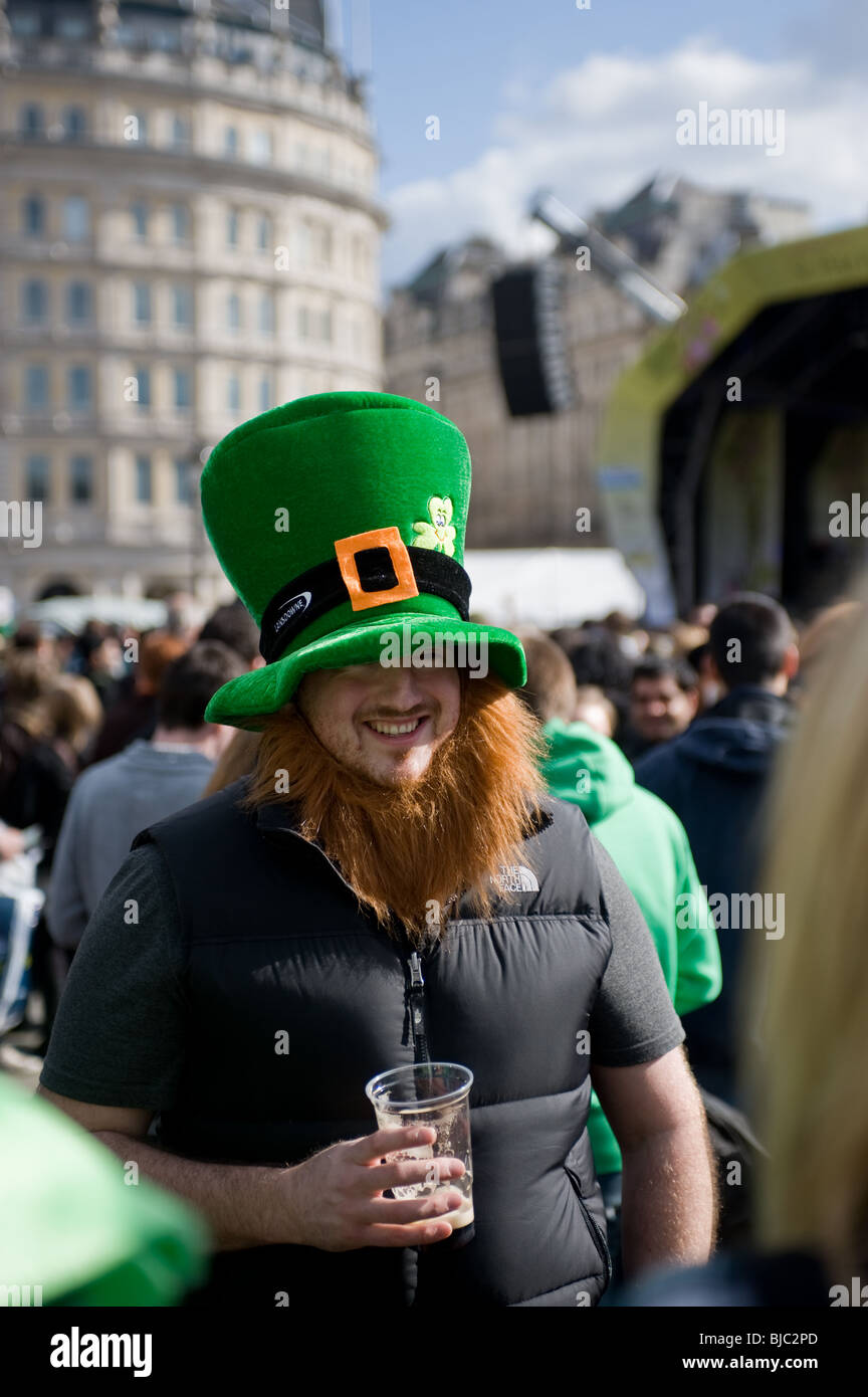 Un homme portant un chapeau de nouveauté et la barbe au cours de la célébration de St Patricks day à Londres. Banque D'Images
