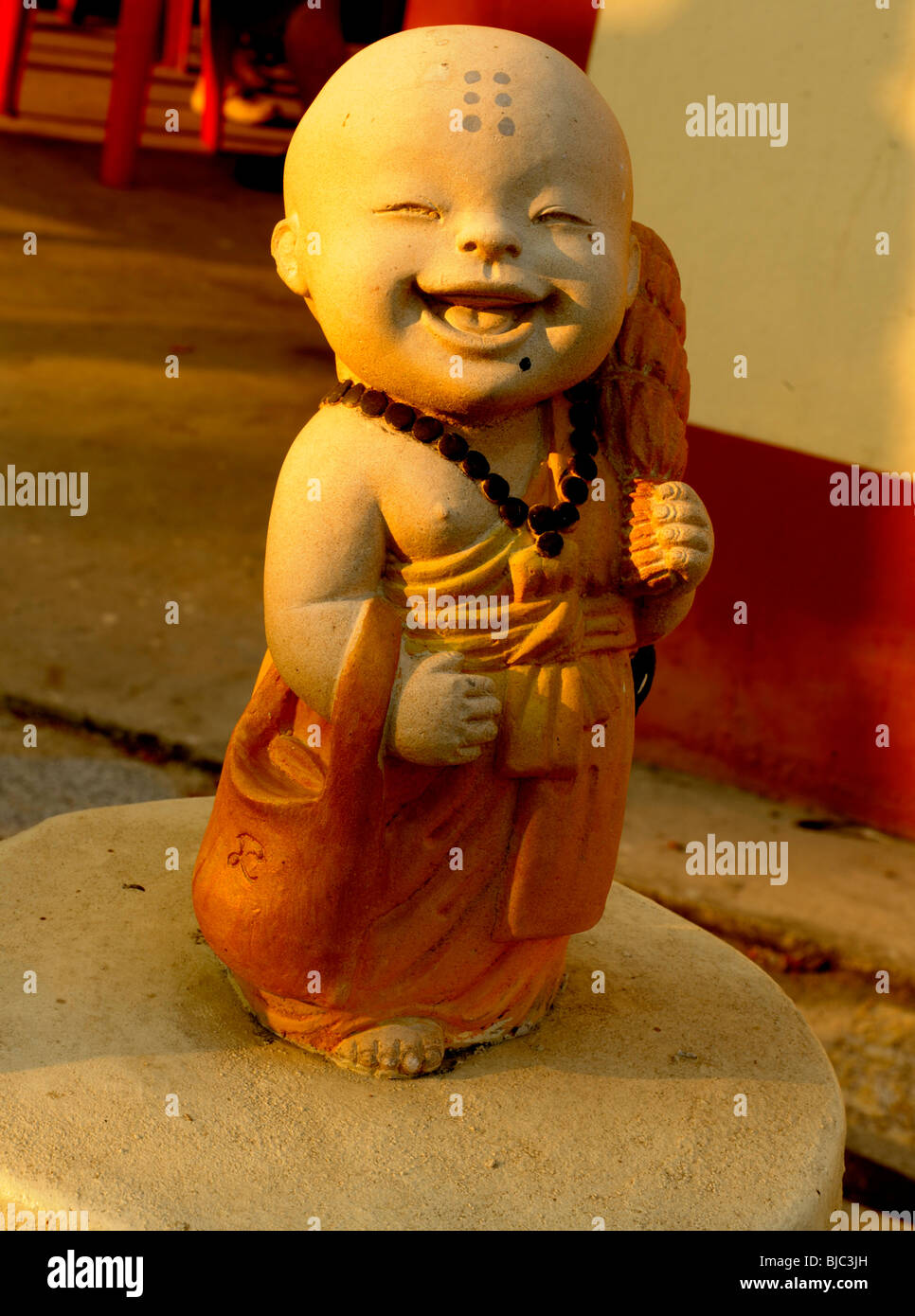 Une statue au wat bang phra d'un petit bouddha, wat Bang Phra Nakhon , chiasi, Thaïlande Banque D'Images