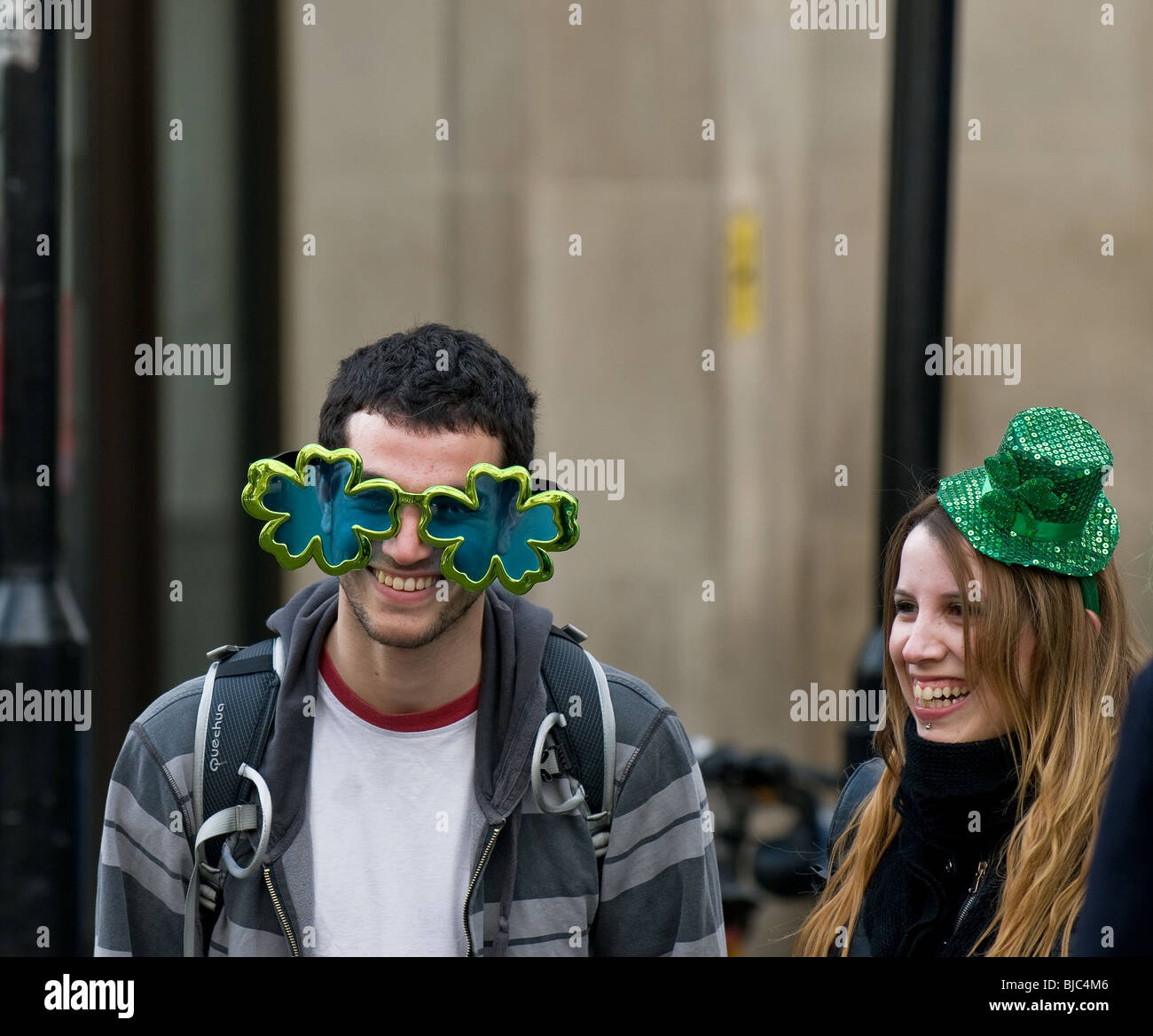 Un homme portant des lunettes nouveauté durant les célébrations St Patricks Day Banque D'Images