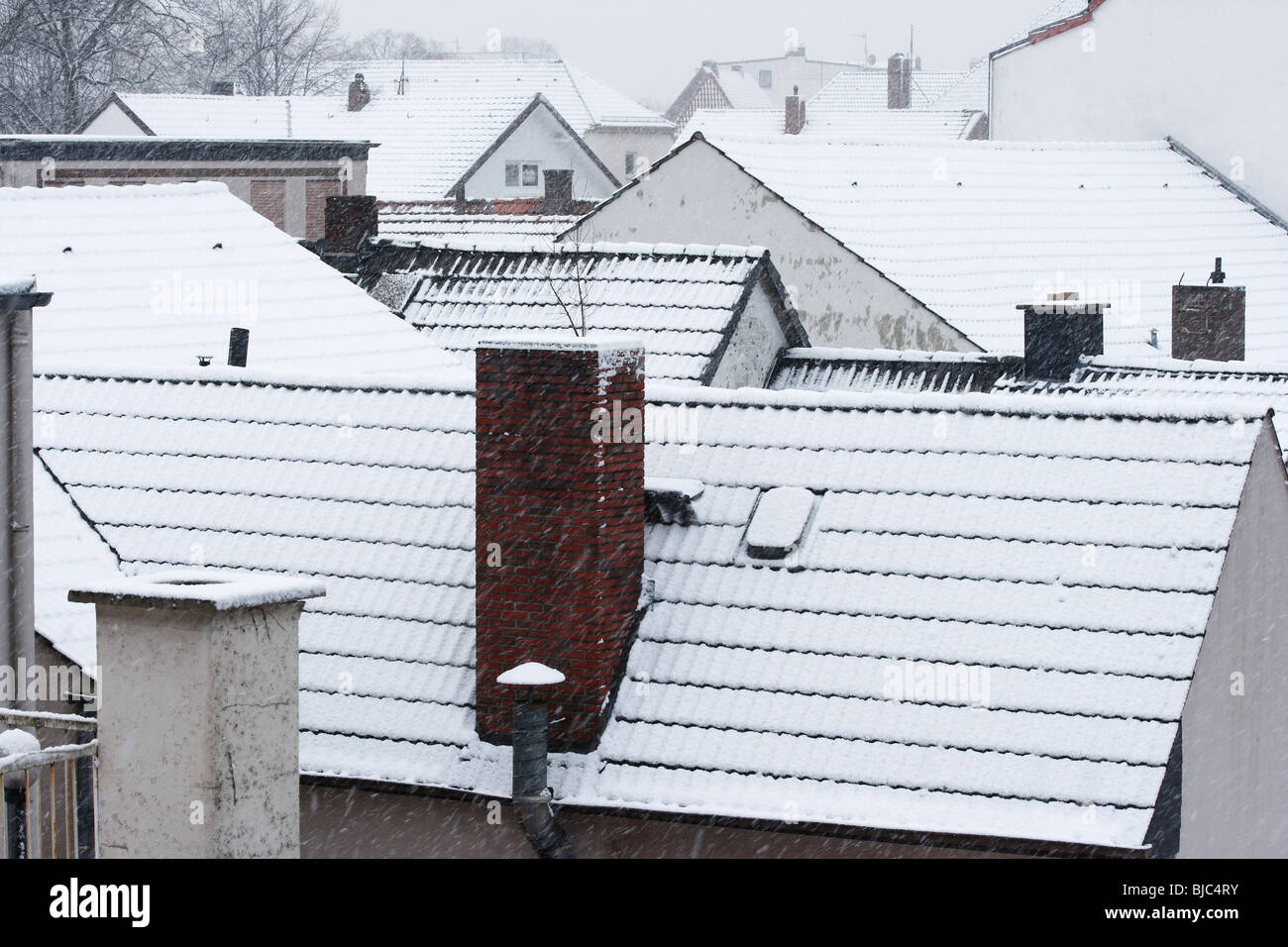 Vue sur les toits couverts de neige, Delmenhorst, Allemagne Banque D'Images