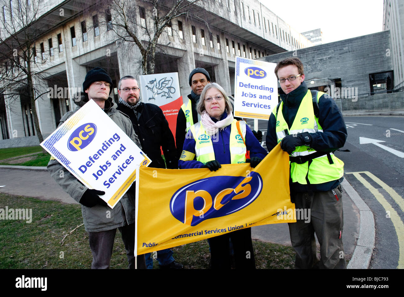 [Pc] Services publics et commerciaux syndiqués en grève, le piquetage le gallois Cardiff, bureaux de la fonction publique, le 8 mars 2010. Banque D'Images