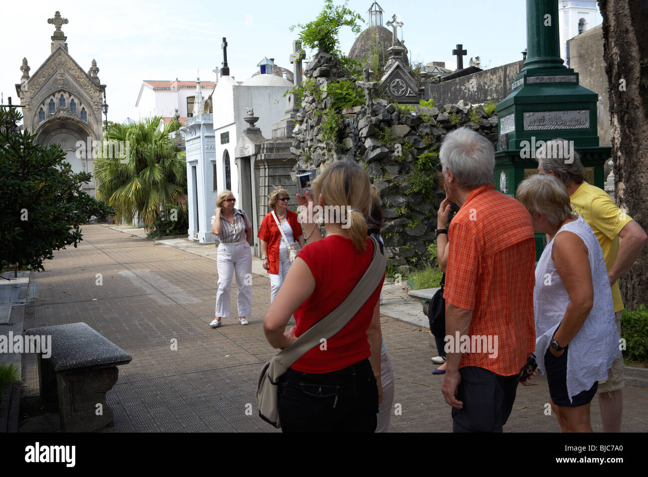 Les touristes en visite guidée du cimetière de Recoleta Capital Federal Buenos Aires Argentine Amérique du Sud Banque D'Images