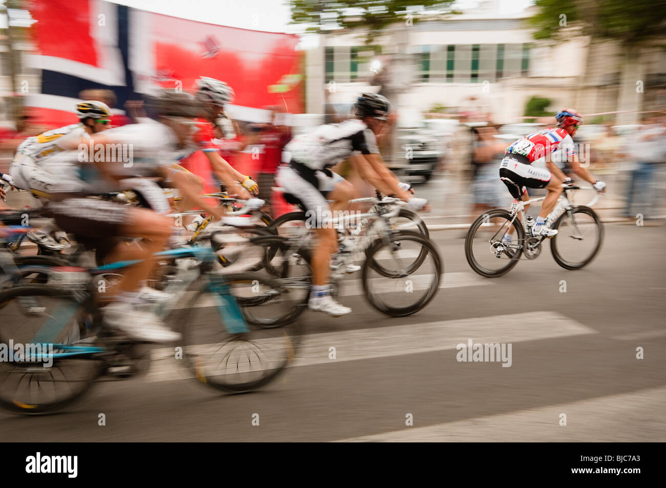 Kurt Asle Arvesen passant Arles dans le Tour de France 2009. Banque D'Images