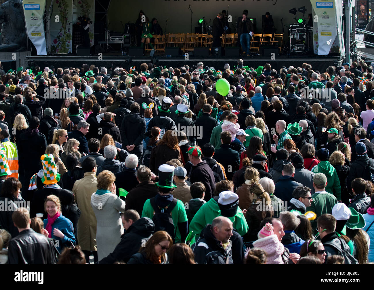 Une grande foule à la St Patricks Day célébrations dans Londres. Banque D'Images
