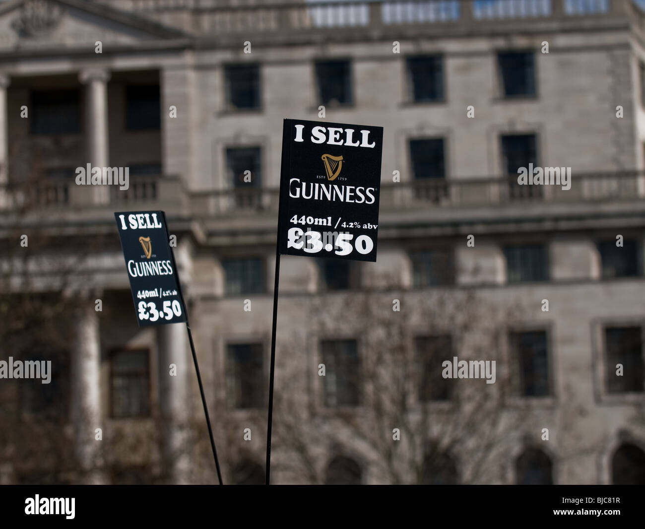 Guinness pour la vente symptômes au cours de la fête St Patricks Day à Londres. Banque D'Images