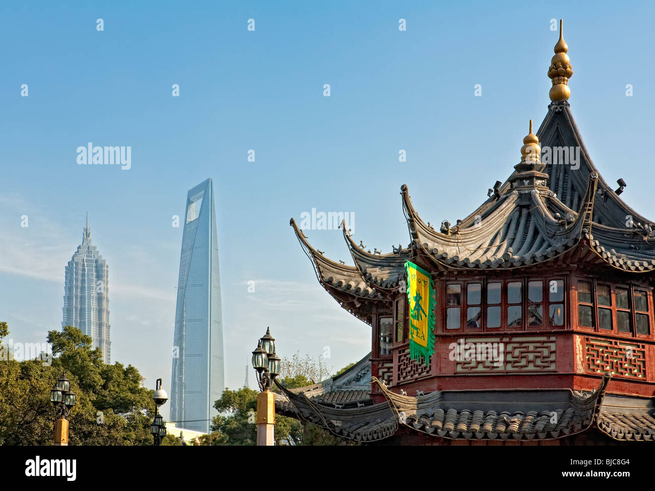 Le jardin Yu et thé à centre-ville de Shanghai, Chine. avec les gratte-ciel modernes de Pudong à l'arrière-plan Banque D'Images