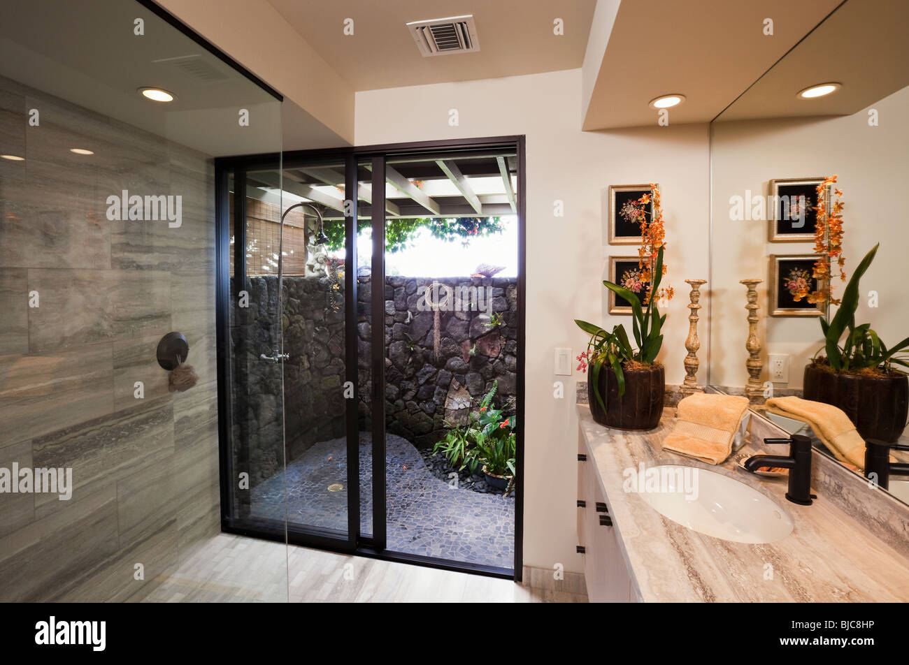 La salle de bains principale de la maison de luxe à Hawaï. Banque D'Images