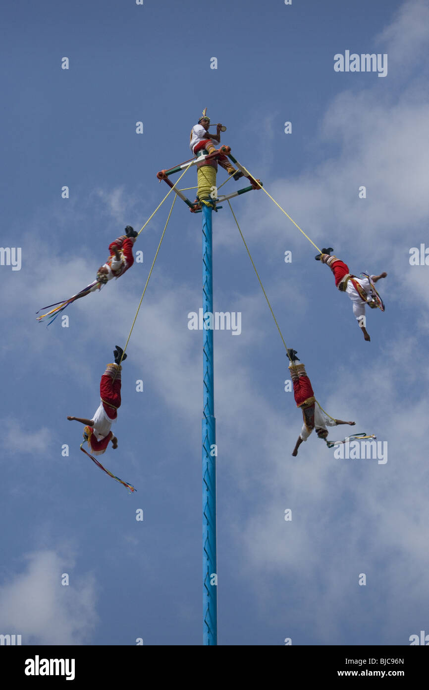 Les hommes volants. Environs de la zone archéologique d'El Tajin. L'état de Veracruz. Le Mexique. Banque D'Images