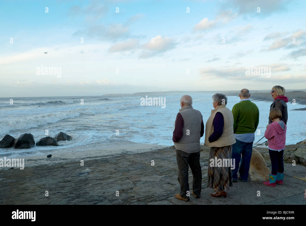 Famille regardant la mer Banque D'Images