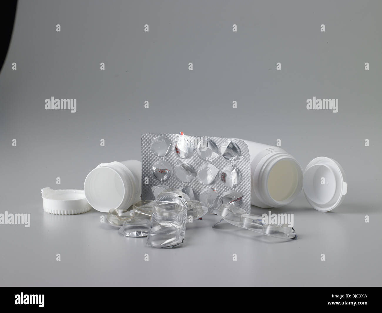 L'emballage pharmaceutique des déchets en plastique blanc avec deux bouteilles de pilules prises avec peu de format paysage. Banque D'Images