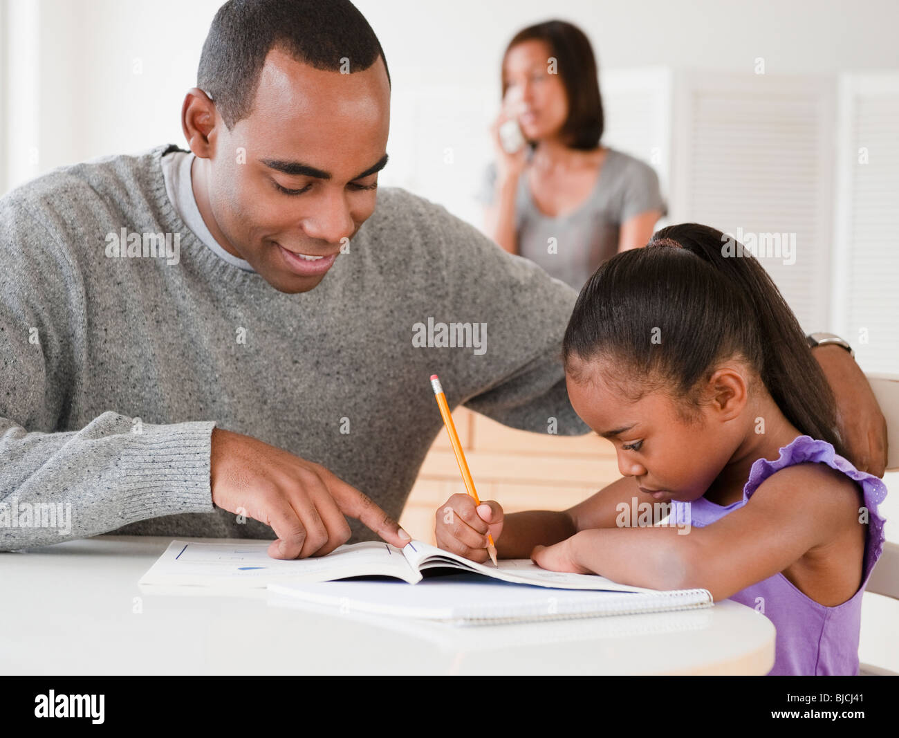 African American father helping daughter with Homework Banque D'Images