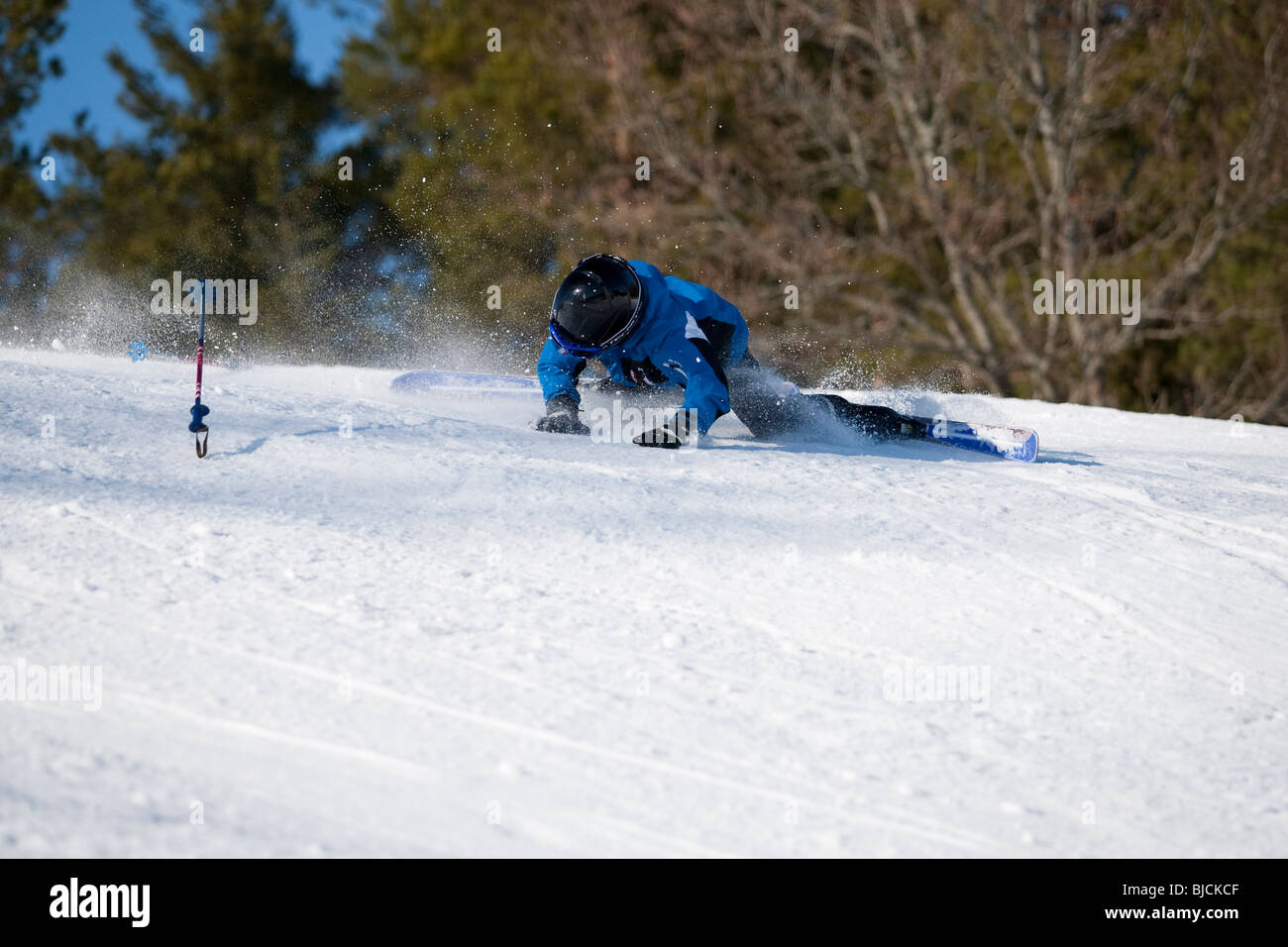 Kid crash avec snowboard ski slope Banque D'Images