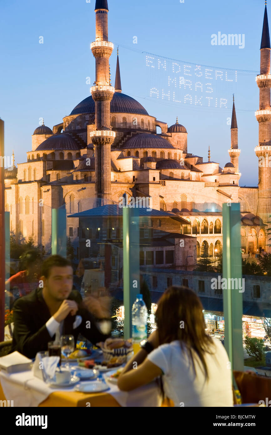 La Mosquée Bleue, ou Mosquée Sultan Ahmet (1609-1616) et d'un restaurant sur le toit, crépuscule, Sultanahmet, Istanbul, Turquie Banque D'Images