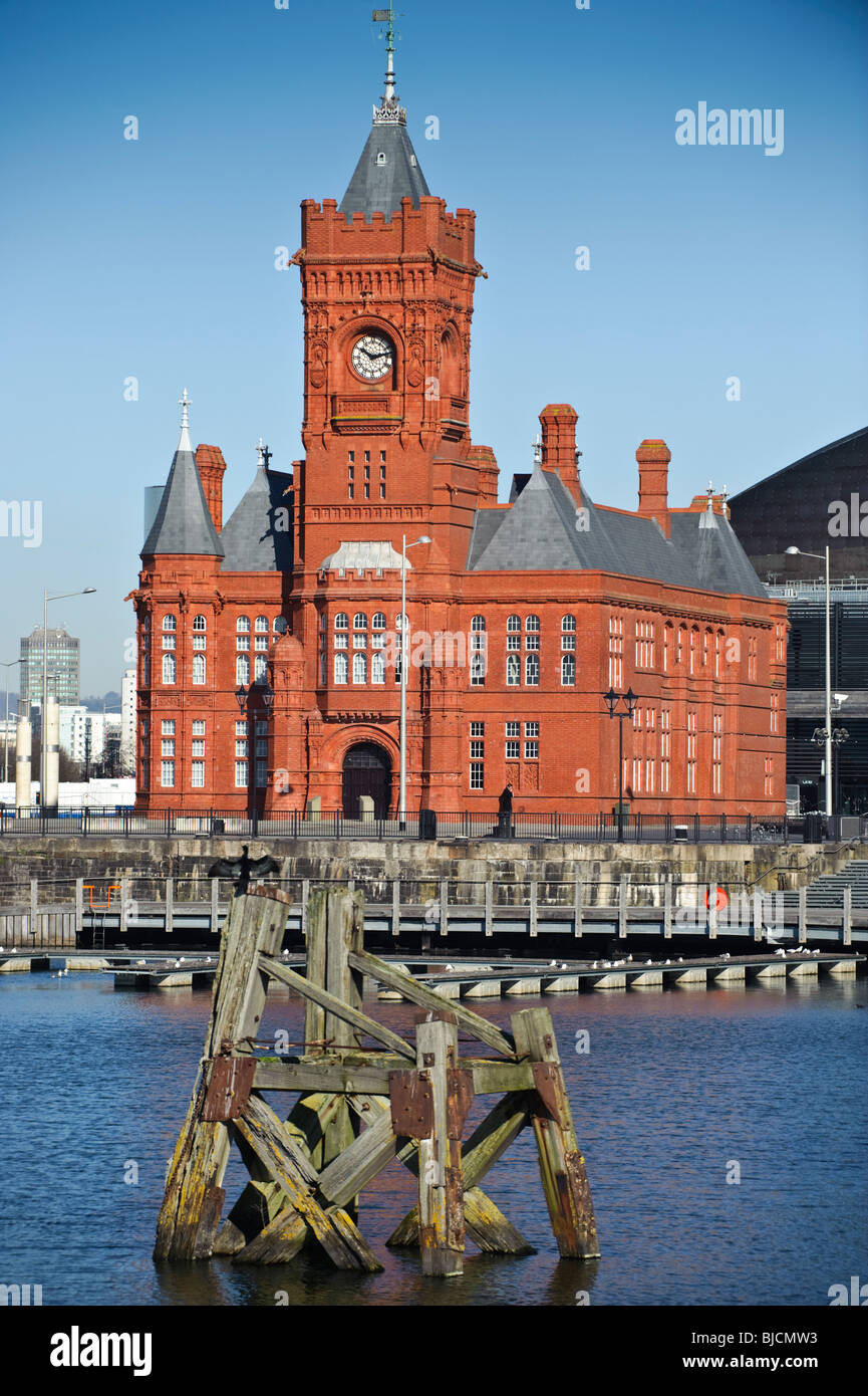 L'ancien bâtiment victorien en briques rouges Pierhead dans la baie de Cardiff, Wales UK Banque D'Images