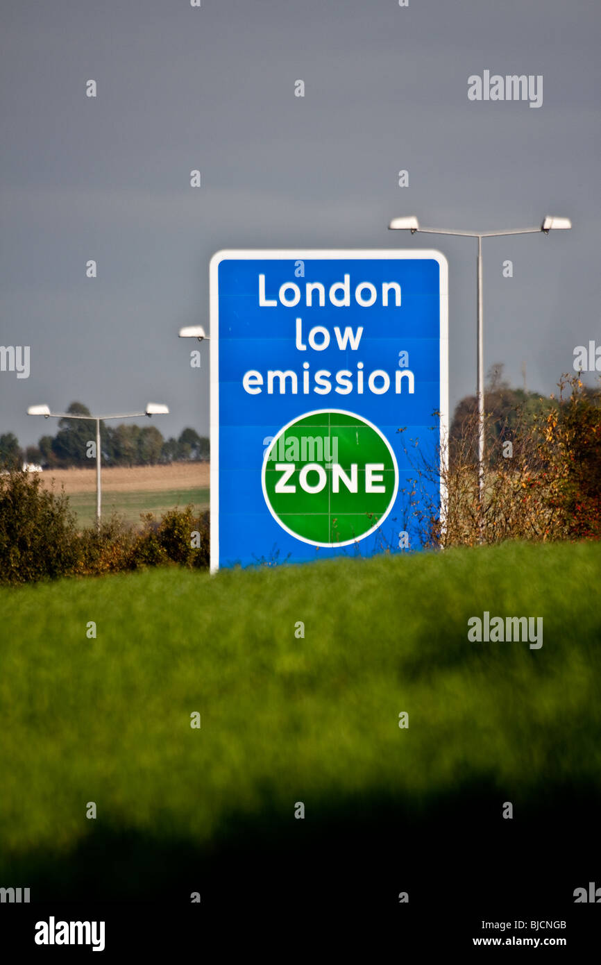 Le premier signe de la zone environnementale sur la M23 Merstham, Surrey Banque D'Images
