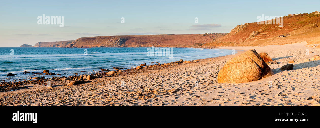 Vue panoramique tourné de Sennen Cove Beach baignée de lumière du soir. Banque D'Images