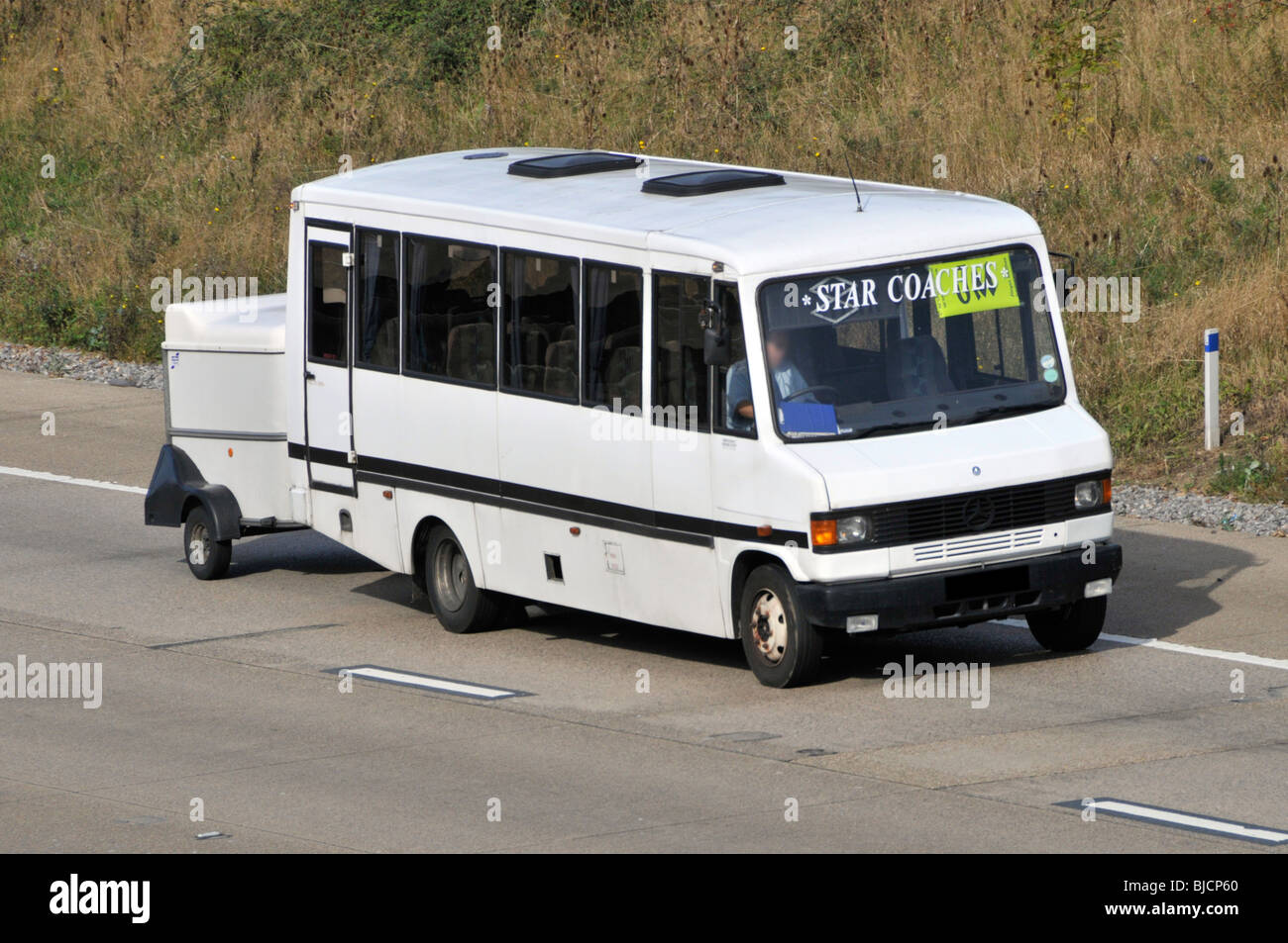 Autoroute M25 mini bus coach towing assurance remorque plaque obscurci et le visage Banque D'Images