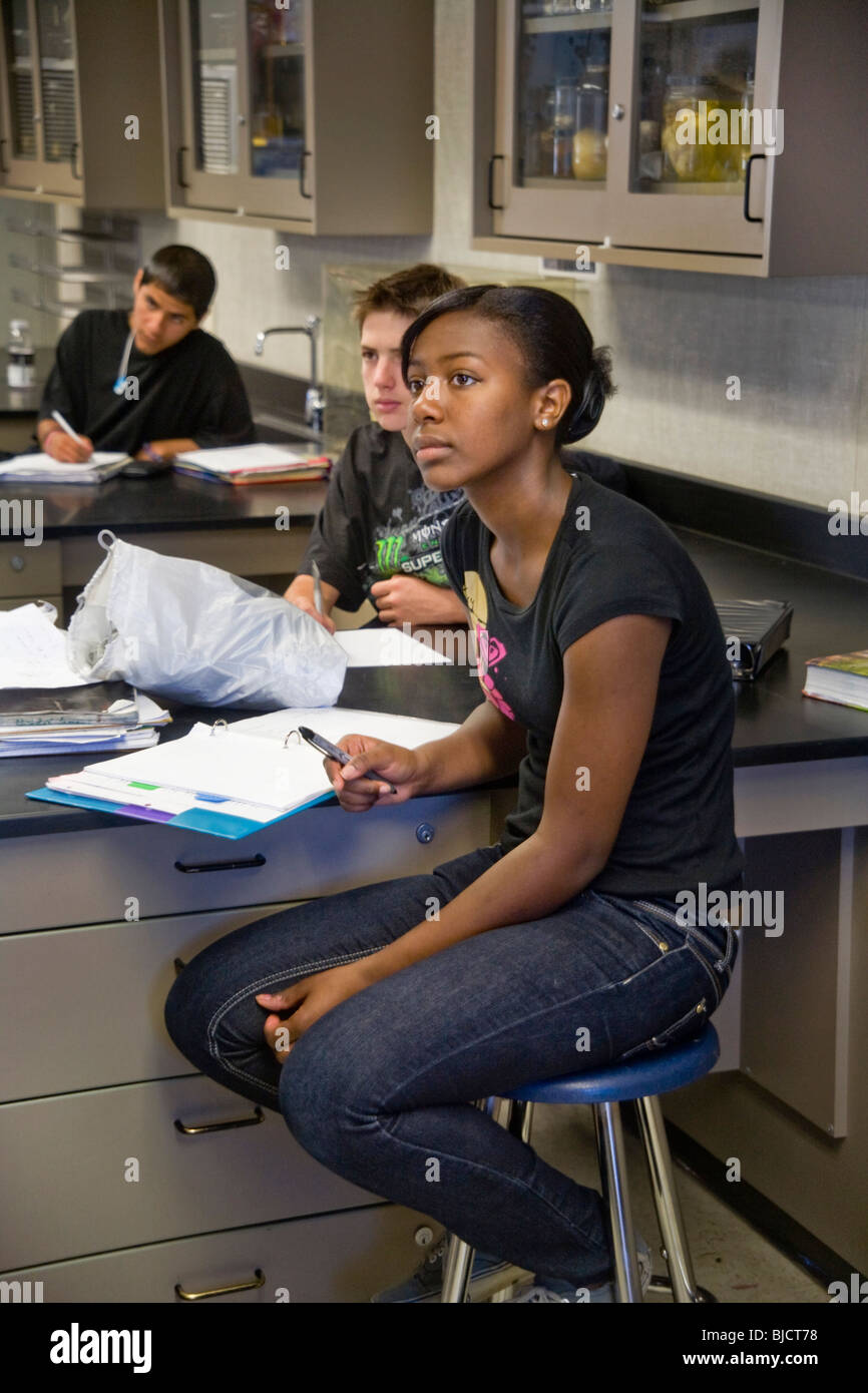 Les élèves des écoles secondaires de la Californie du Sud écouter que leur professeur donne une présentation en classe de physique. Banque D'Images
