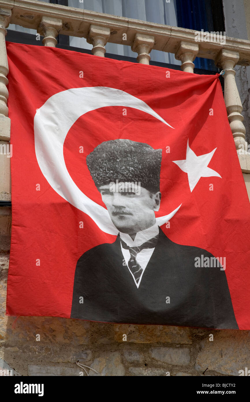 Drapeau turc imprimés avec une photo d'Ataturk suspendue à un balcon Bodrum Turquie Banque D'Images