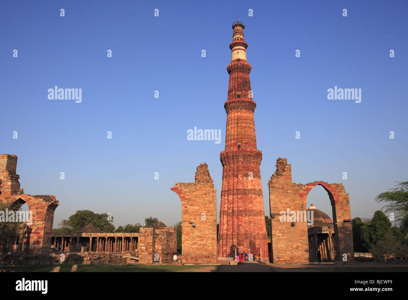 Qutb Minar construit en 1311 tour de grès rouge ; Indo-Muslim ; art ; sultanat de Delhi Delhi ; Site du patrimoine mondial de l'Inde Banque D'Images