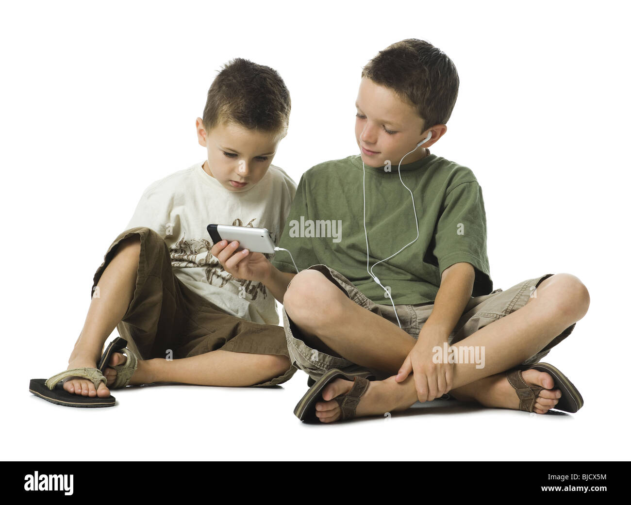 Grand frère et petit frère avec un lecteur MP3. Banque D'Images