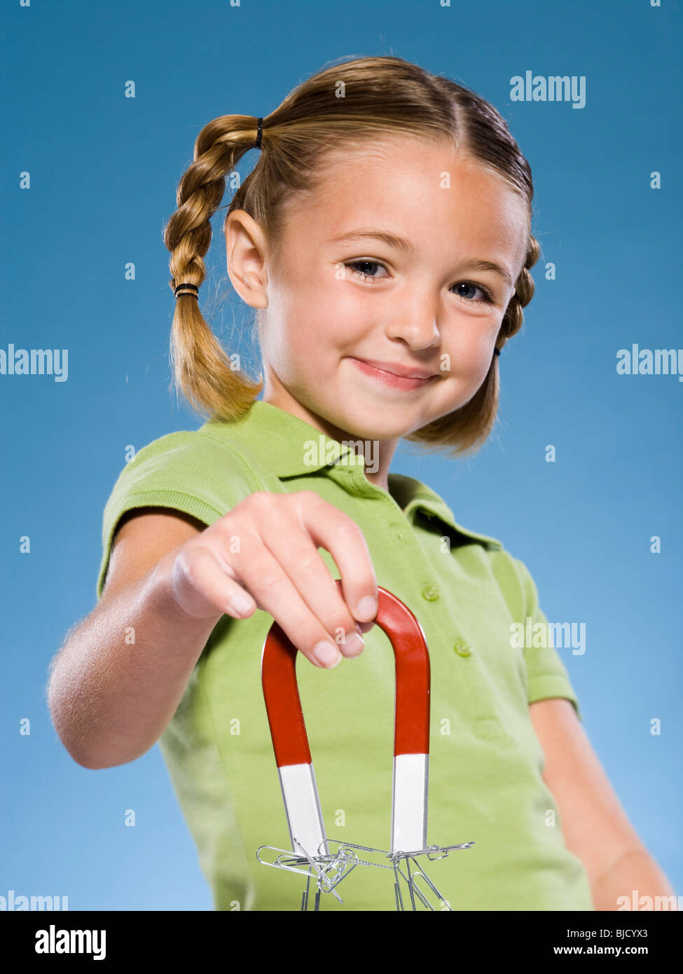 Enfant tenant un aimant. Banque D'Images